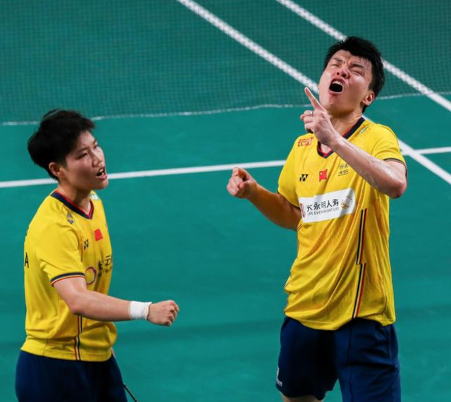 日本队力克中国队,黄鸭组合点燃赛场 日本队力克中国队,黄鸭组合点燃赛场