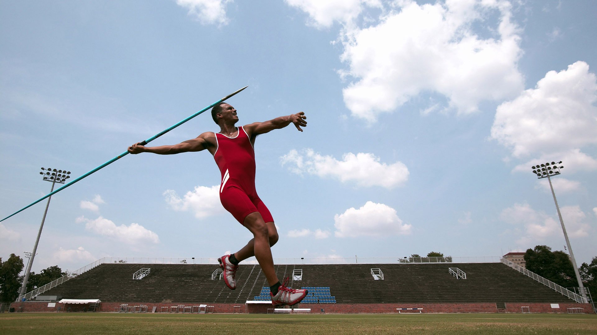 跨界入侵!NBA总决赛之夜的另类表演—绿茵核心的紫色魅影
