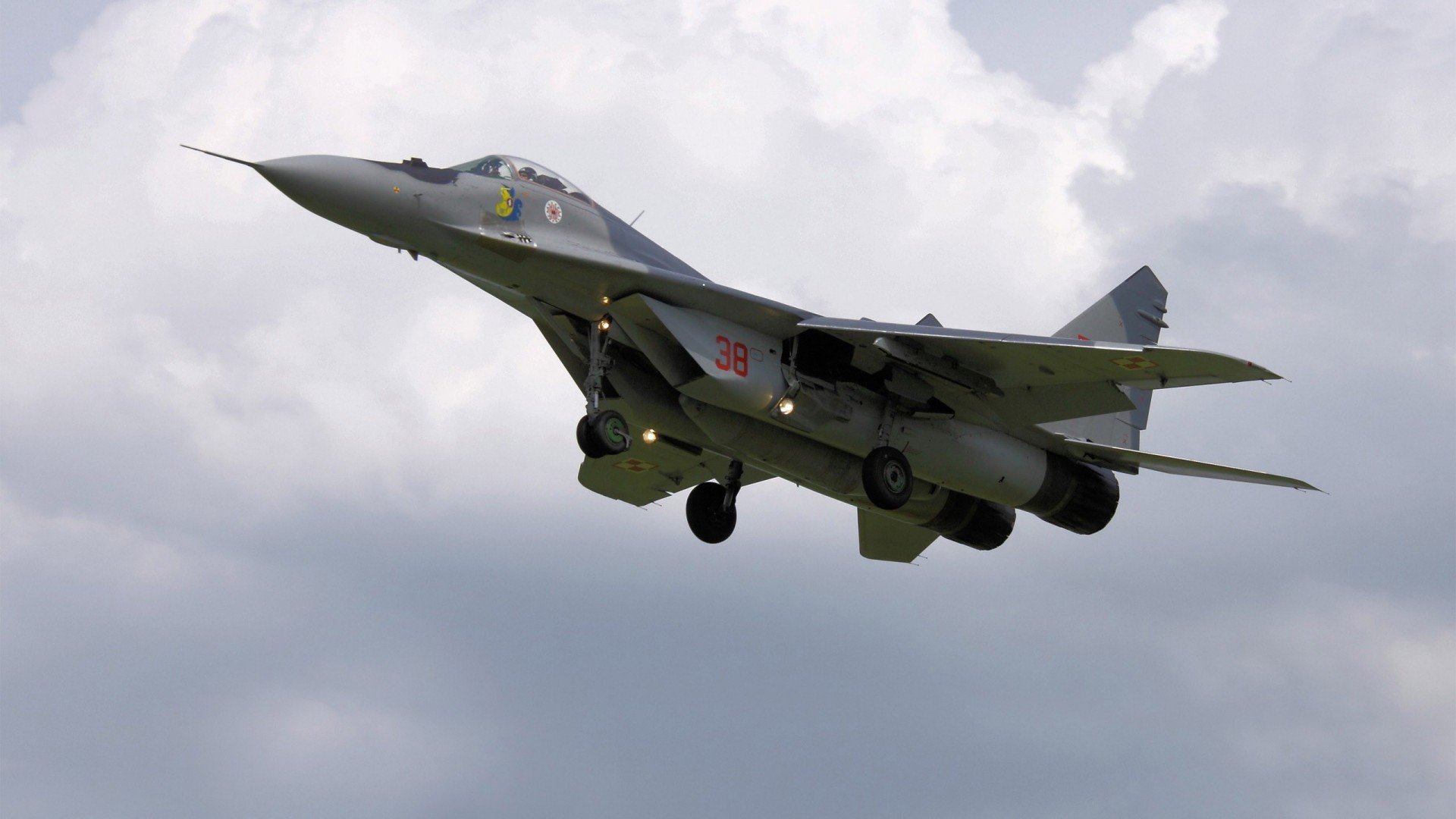 >托尼在场上始终保持微笑