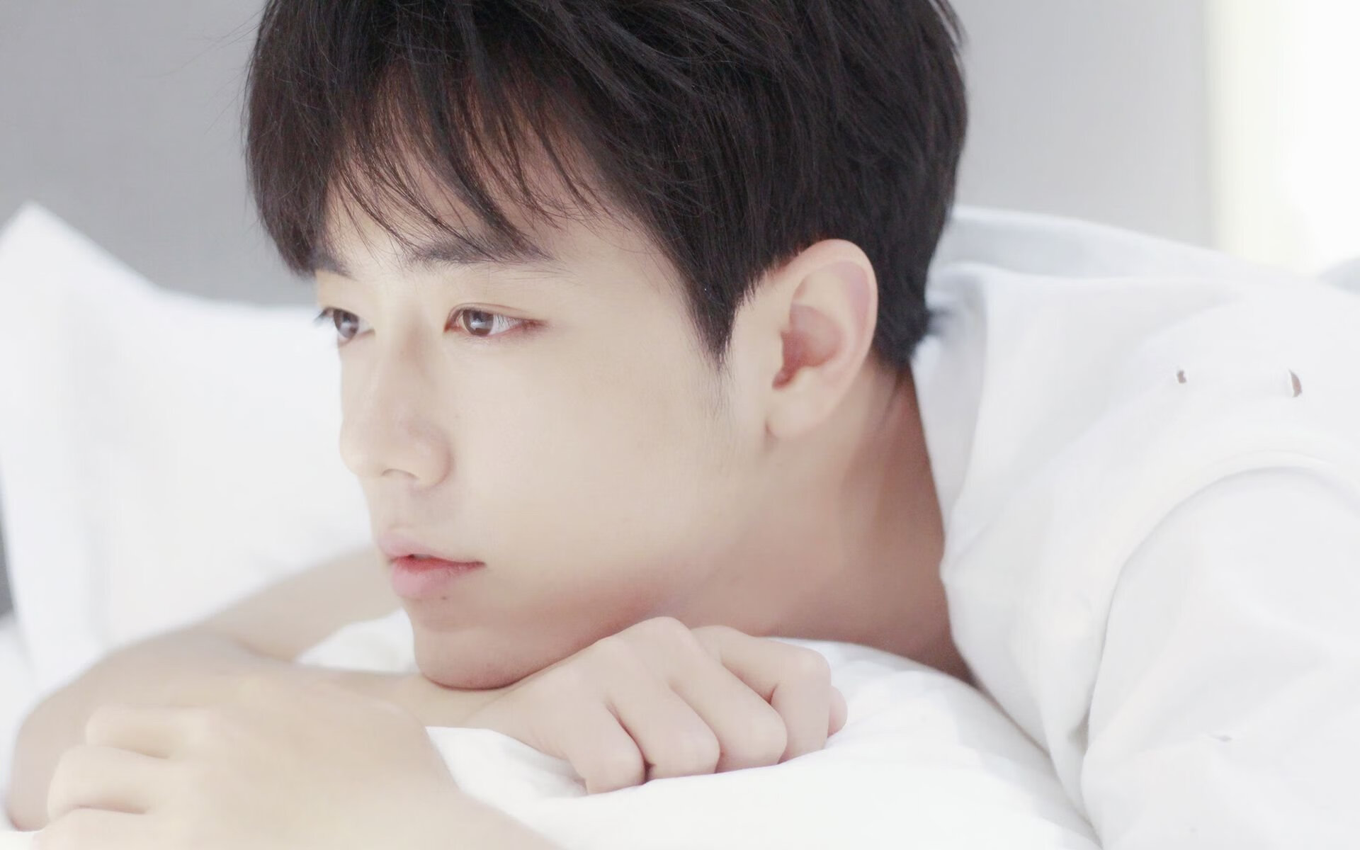 夜幕低垂，唯伊布如雷霆刺破长空