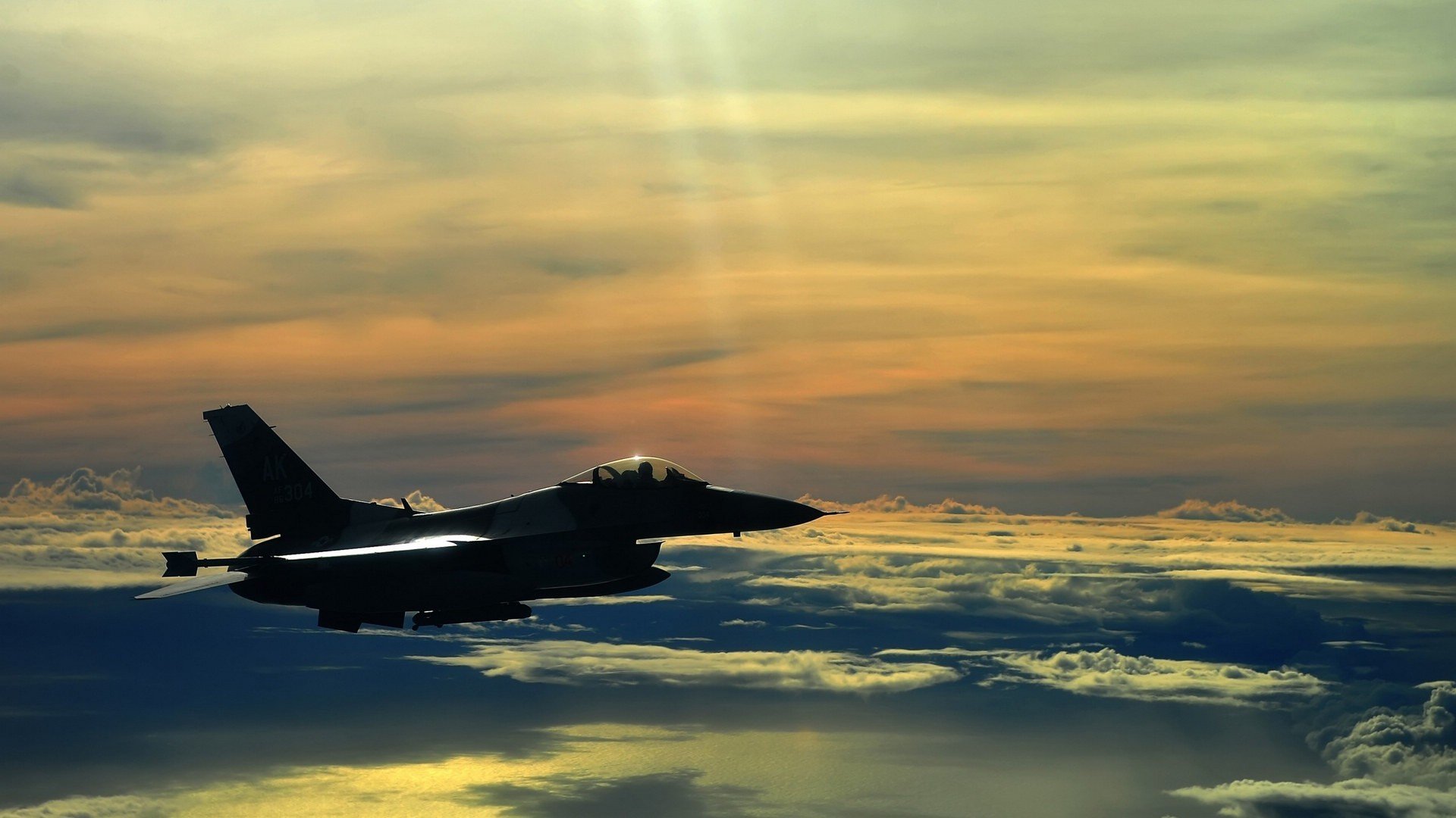 活塞引擎撕裂赛道，克莱的刹车盘在开拓者腹地轰鸣